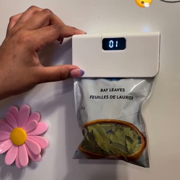A Kitchenio Pro Fóliazáró lezár egy zacskót